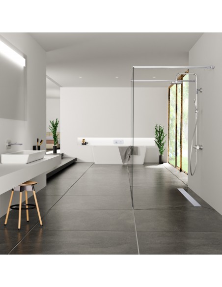 Luxuriöses Bad Im Schwarz Und Weiß Mit Begehbarer Dusche Mittig Im Raum, Mit Moderner Armaturen In Silber