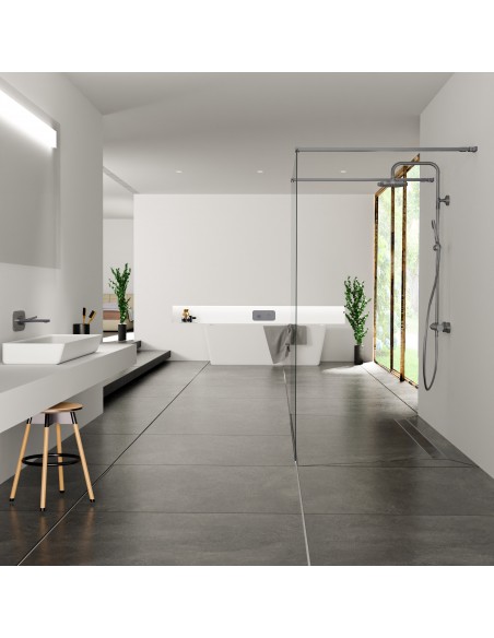 Luxuriöses Bad Im Schwarz Und Weiß Mit Begehbarer Dusche Mittig Im Raum, Mit Moderner Armaturen In Schwarz