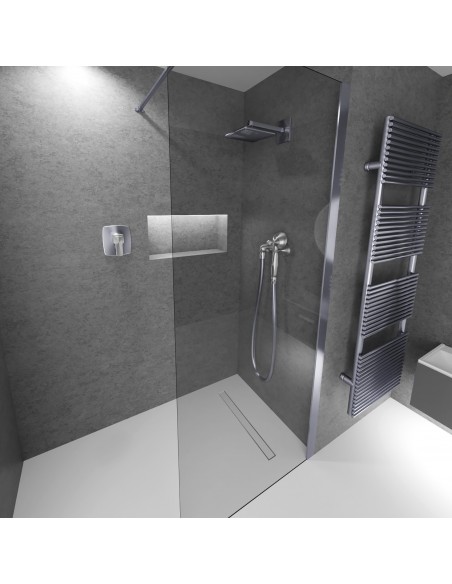 Modernes Duschkonzept Mit Hellem Mikrozementboden, Kombiniert Einer Badeinrichtung In Silber