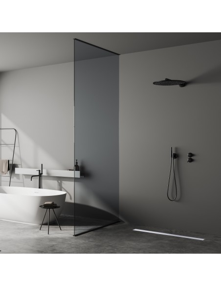 Dunkles Bad Auf Mikrozementboden Mit Freistehender Wanne Und Offenem Dusche, Abgegrenzt Mit Einer Glaswand - Solide Seite