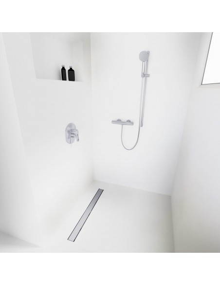 Offene Walk - In Dusche, Umgeben Von Hellem Mikrozementboden Und - Wänden, Kombiniert Mit Armaturen In Silber - Solide Seite