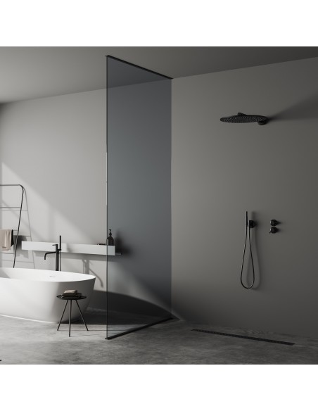 Dunkles Bad Auf Mikrozementboden Mit Freistehender Wanne Und Offenem Dusche, Abgegrenzt Mit Einer Glaswand