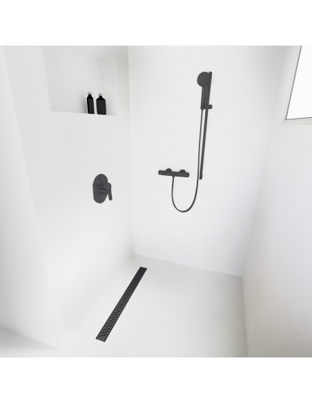 Offene Walk - In Dusche, Umgeben Von Hellem Mikrozementboden Und - Wänden, Kombiniert Mit Armaturen In Schwarz