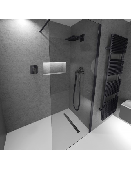 Modernes Duschkonzept Mit Hellem Mikrozementboden, Kombiniert Einer Badeinrichtung In Schwarz