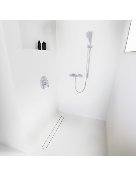 Offene Walk - In Dusche, Umgeben Von Hellem Mikrozementboden Und - Wänden, Kombiniert Mit Armaturen In Silber