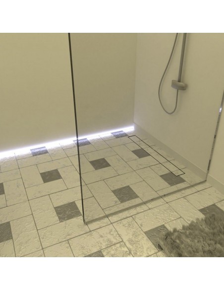 Anwendungsbeispiel: Traditioneller Walk - In Duschbereich Mit Glaswand Auf Hellen Fliesen In Den Farben Weiß Und Grau