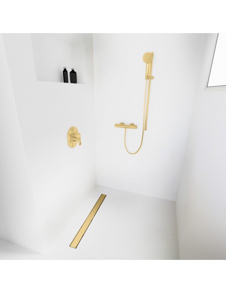 Offene Walk - In Dusche, Umgeben Von Hellem Mikrozementboden Und - Wänden, Kombiniert Mit Armaturen In Messing - Optik