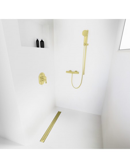 Offene Walk - In Dusche, Umgeben Von Hellem Mikrozementboden Und - Wänden, Kombiniert Mit Armaturen In Gold