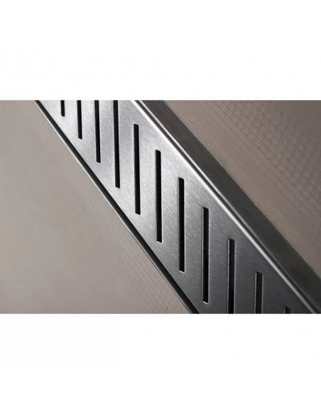 Seitlicher Blick Auf Den Rahmen Der Duschrinne, Der Oben Aus Der Platte Hinausragt