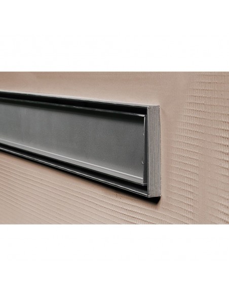 Seitlicher Blick Auf Den Rahmen Der Duschrinne, Der Oben Aus Der Platte Hinausragt