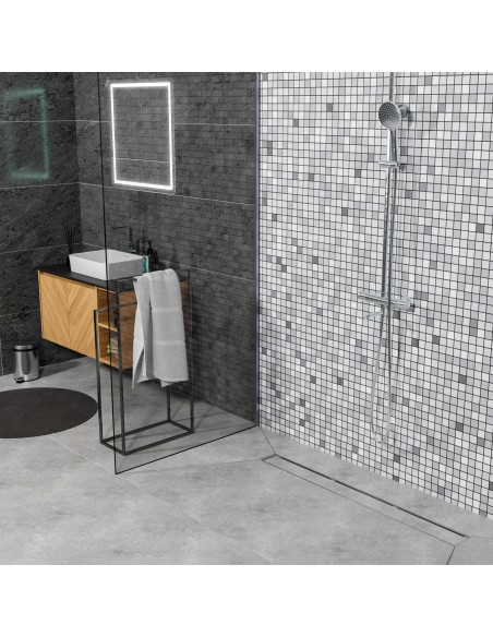 Mosaikwand, Graue Fliesen, 4 - Seitiges Gefälle & Ablauf Mit Silberne Befliesbare Abdeckung