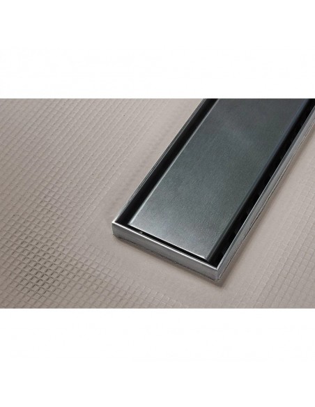 Seitlicher Blick Auf Den Rahmen Der Duschrinne, Der Oben Aus Der Platte Hinausragt