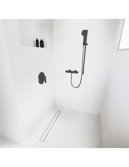 Helles Mikrozement - Bad Mit Black Pure Ablauf, Thermostat Und Nische