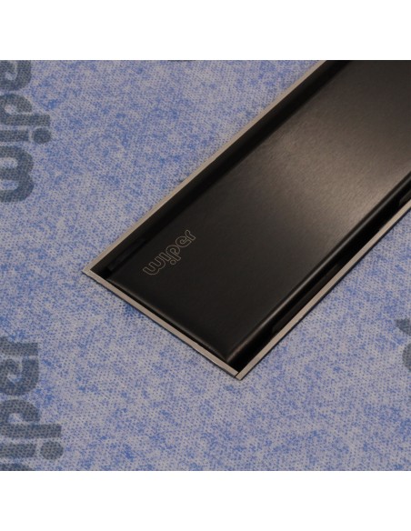 Seitennahaufnahme Der Black Reversible Ablaufabdeckung, Bündig Auf Abdichtungsbahn Montiert – 