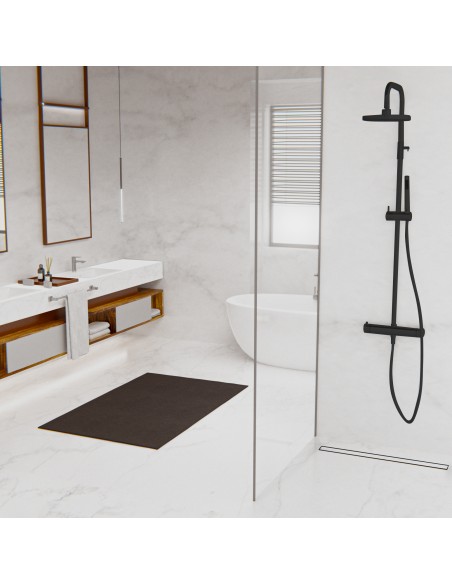 Geräumiges Marmorbad Mit Black Reversible Ablauf Und Moderner Dusche