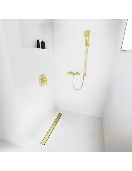 Helles Mikrozement - Bad Mit Gold Ponente Ablauf, Thermostat Und Nische