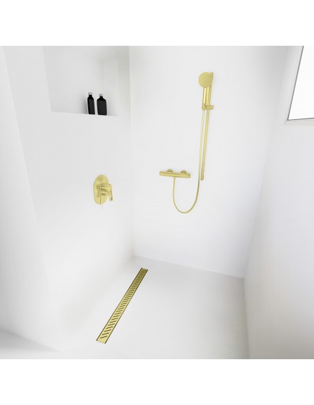 Helles Mikrozement - Bad Mit Gold Zonda Ablauf, Thermostat Und Nische