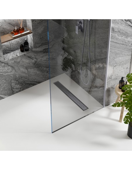 Showerlay Mistral Auf Einer Weißen Duschwanne In Begehbarer Dusche Vor Dunkler Marmorwand